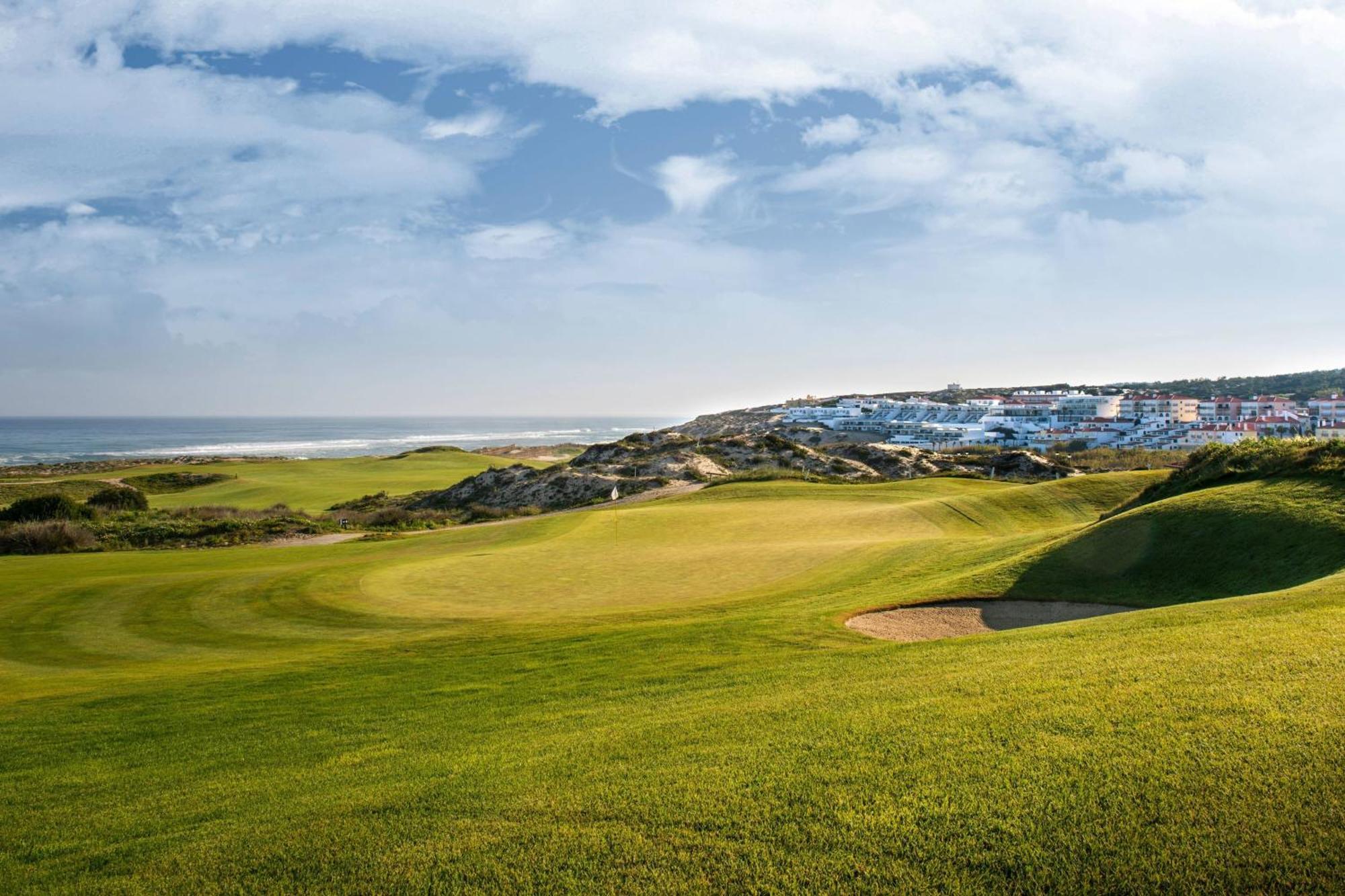 Praia D'El Rey Marriott Golf & Beach Resort Praia del Rei Kültér fotó The 18th green